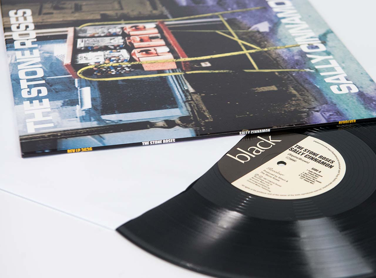 schwarzes Vinyl in Innentasche in Kastentasche